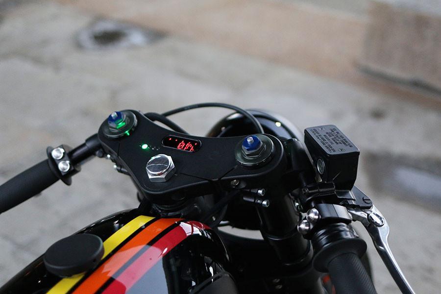 Triple Clamp with MotoGadget Motoscope Mini - Cognito Moto